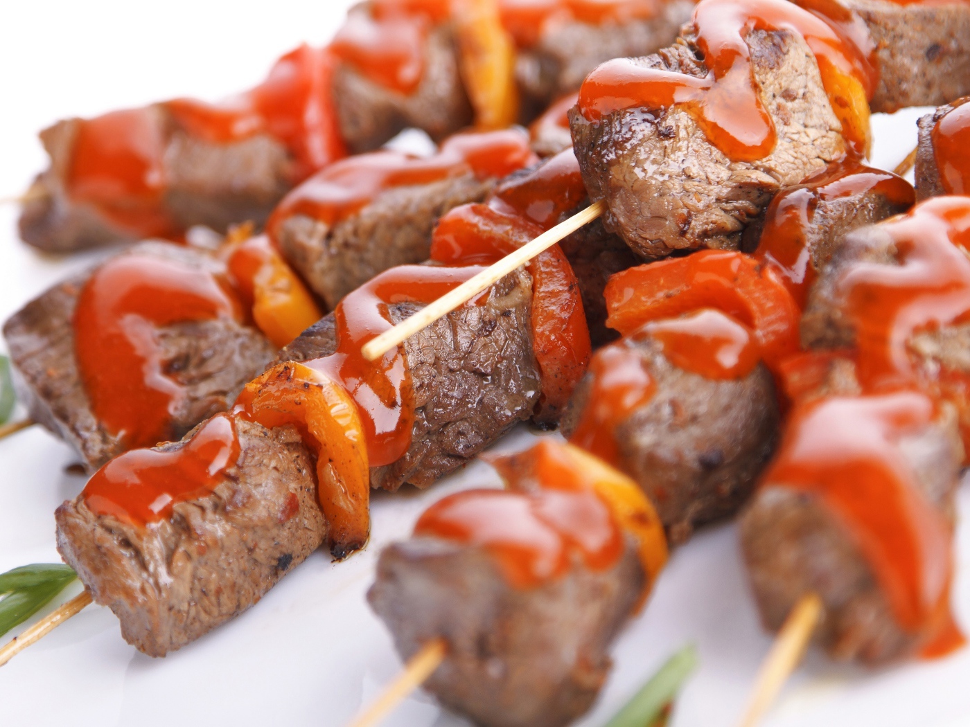 Шашлык на деревянных шпажках с соусом