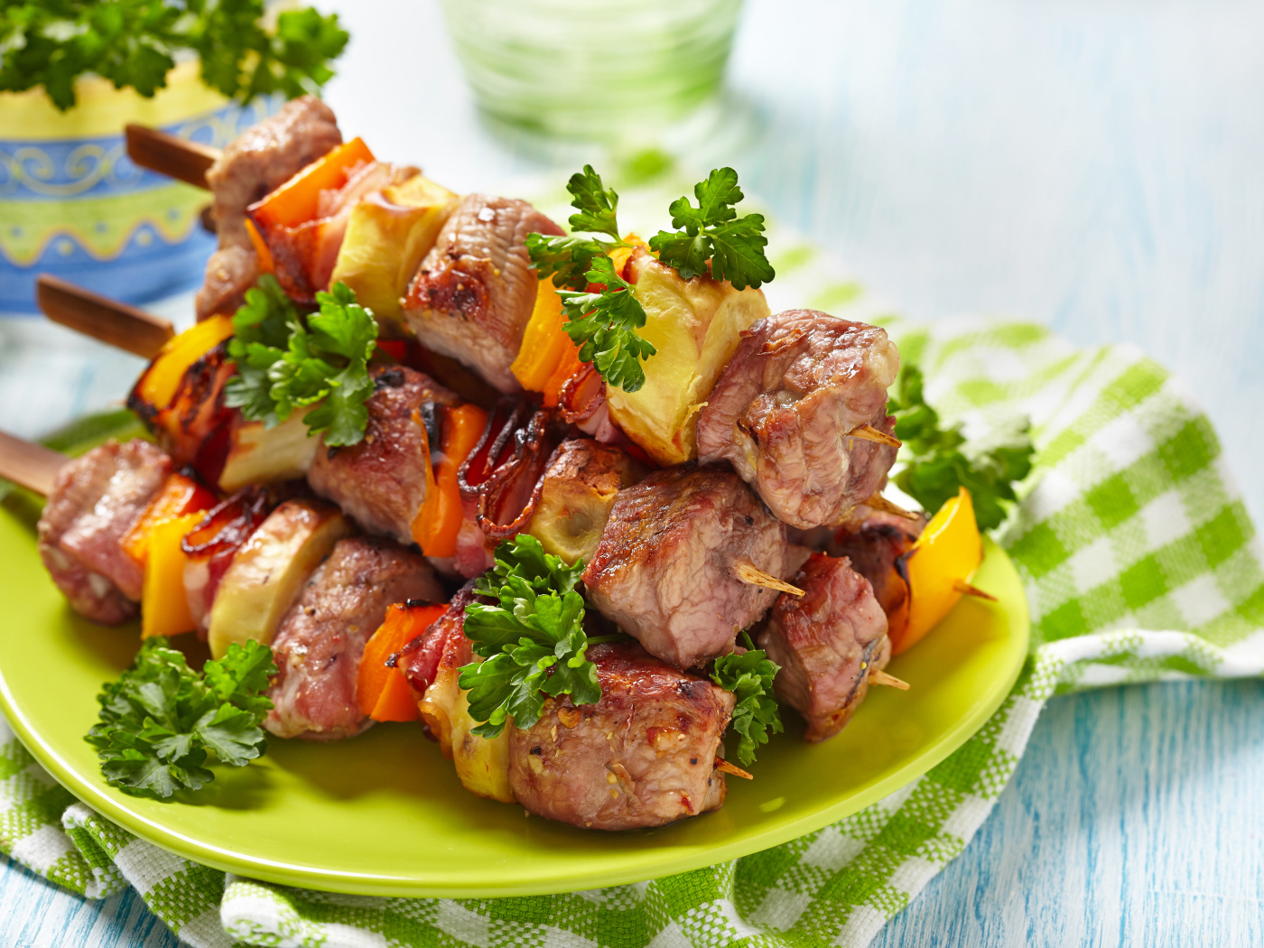 Шашлык с овощами на тарелке на столе