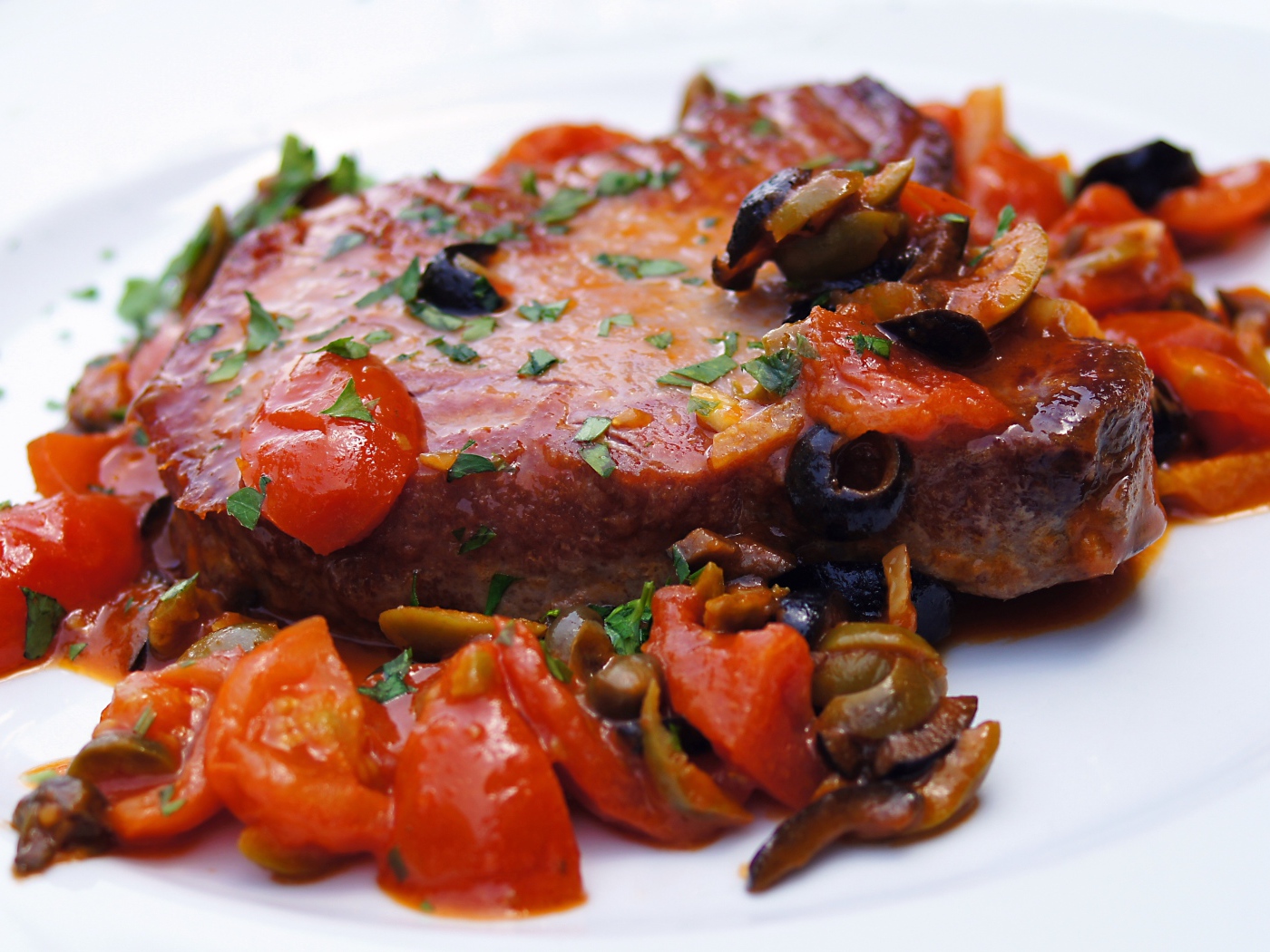 Стейк с овощами на большой белой тарелке