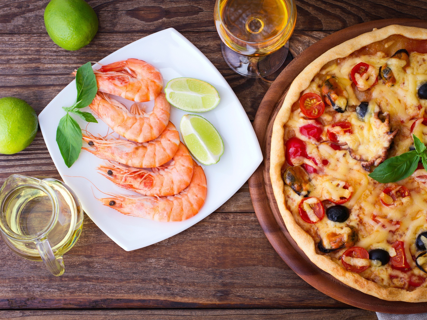 Аппетитная пицца на столе с креветками и кусочками лайма 