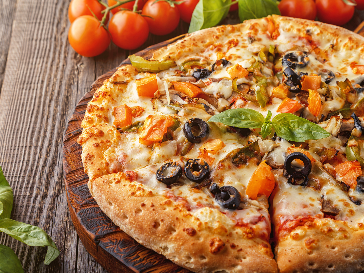 Аппетитная пицца с оливками на столе