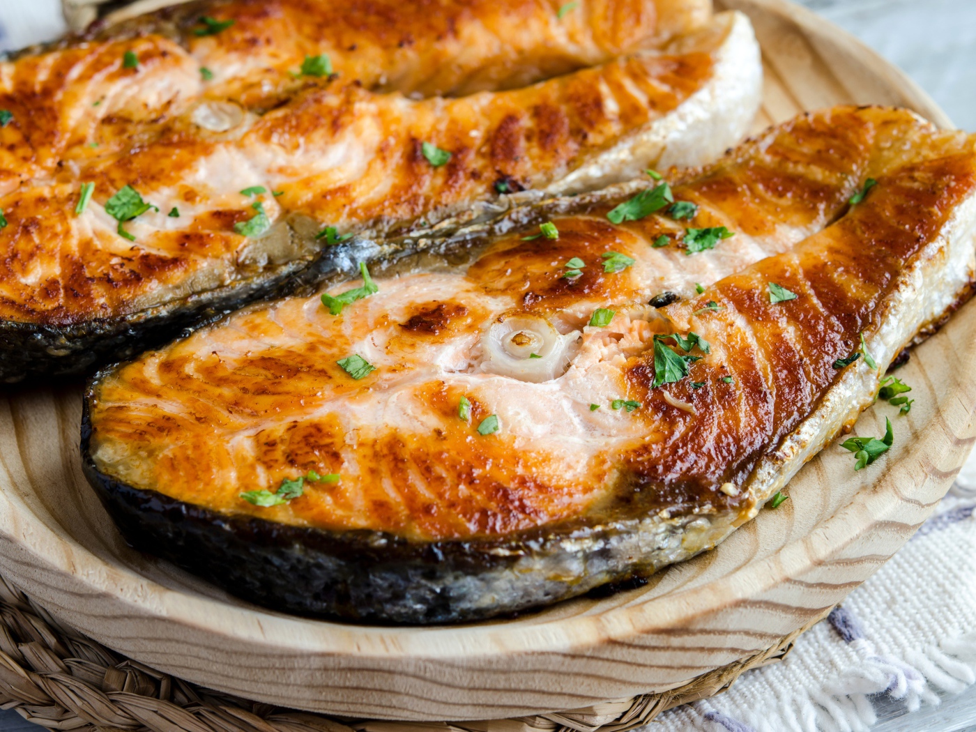 Аппетитные куски жареной рыбы на столе 