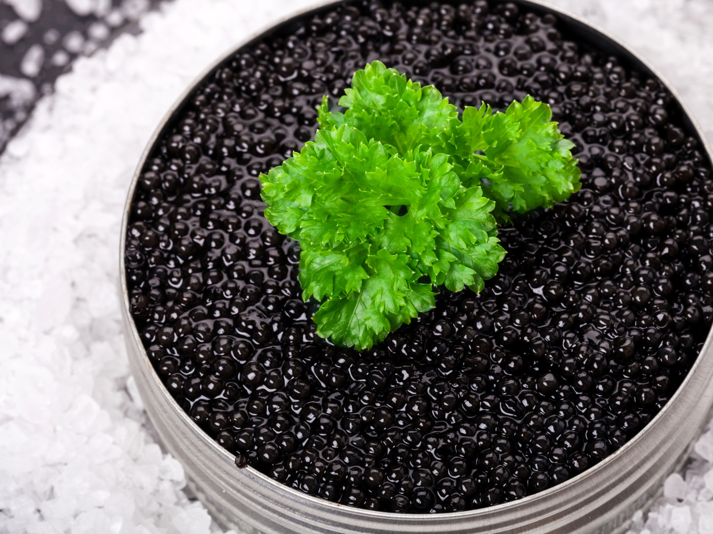 Банка черной икры с листиком петрушки