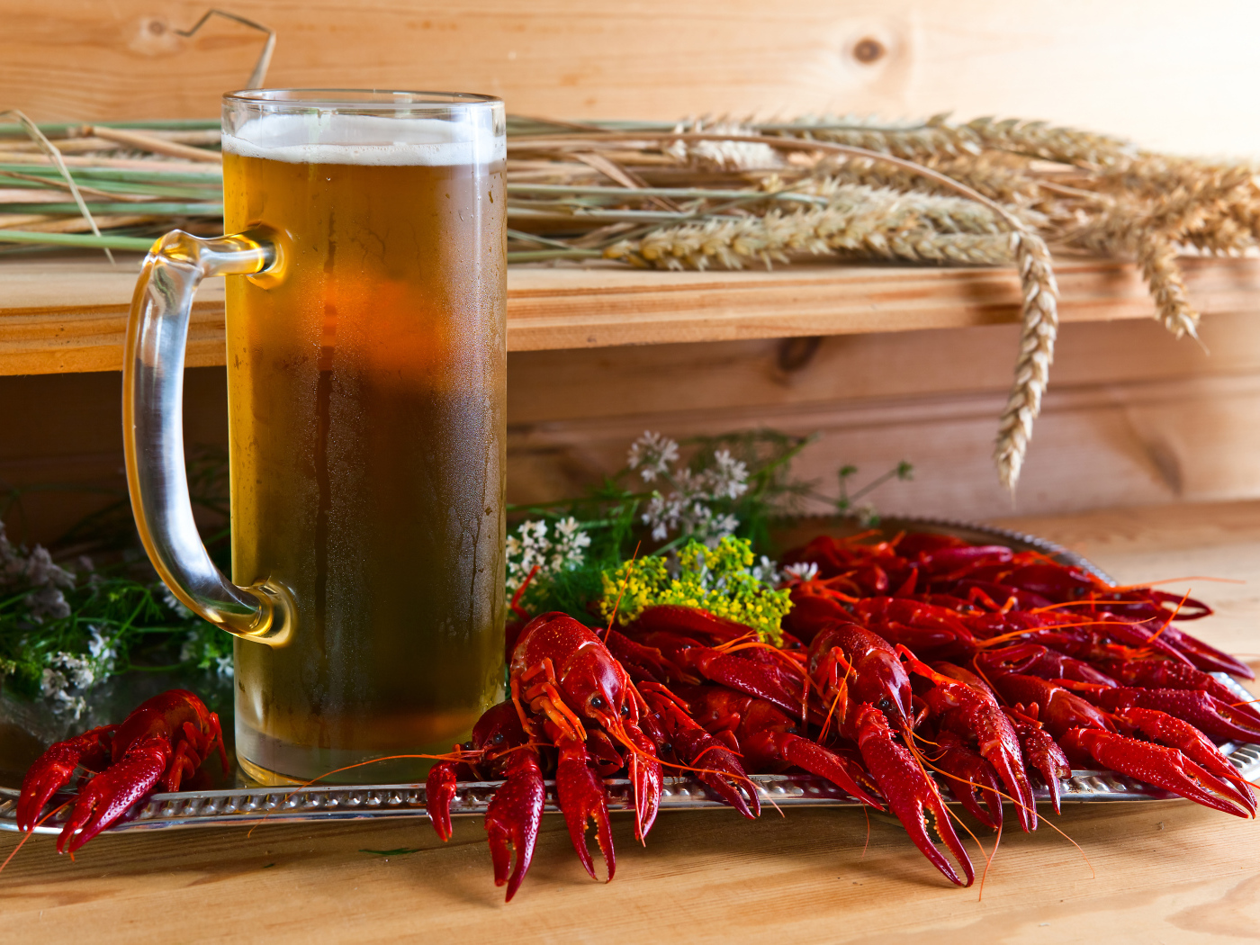 Вареные раки на столе с бокалом пива