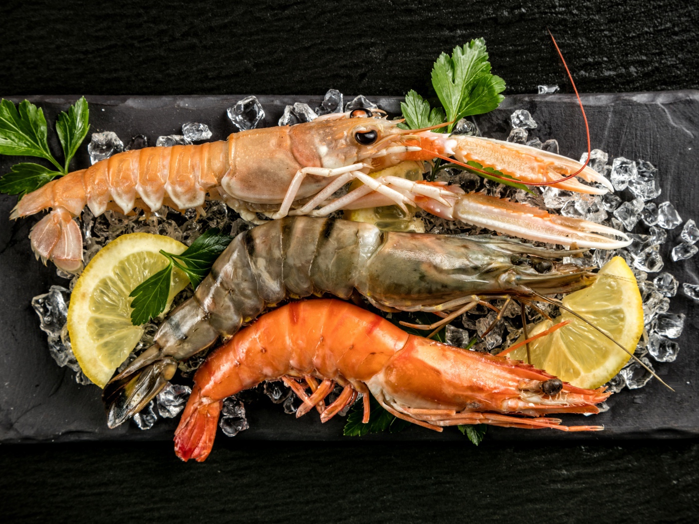 Большие креветки с кусочками лимона