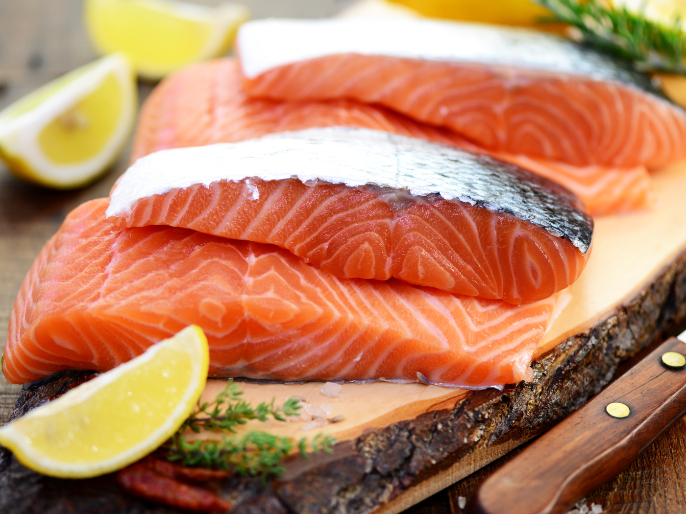 Кусочки красной рыбы с лимоном на столе