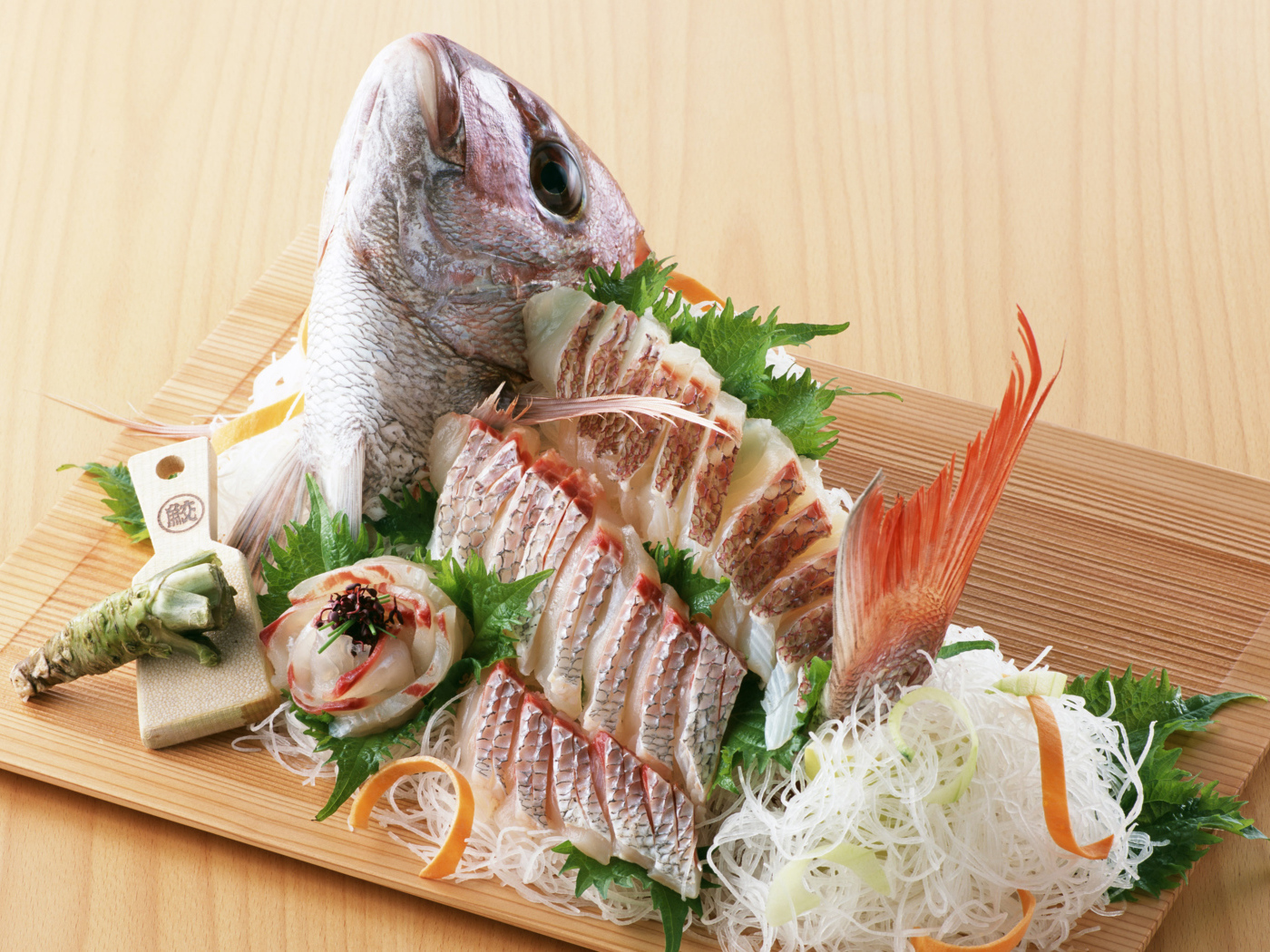 Нарезка из свежей рыбы на разделочной доске