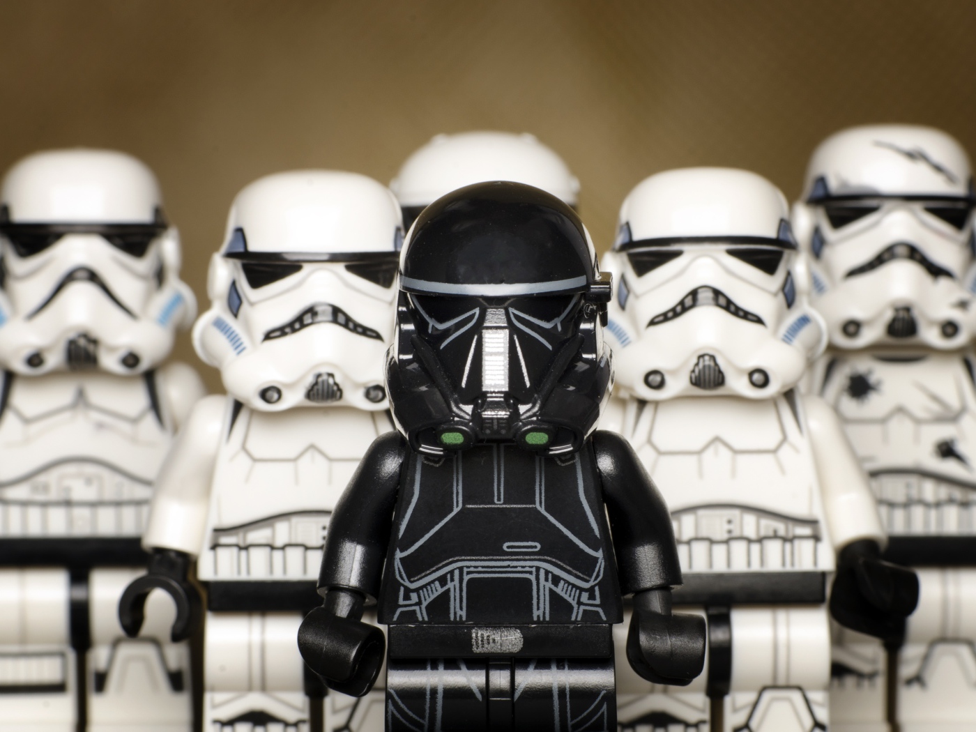Маленькие фигурки штурмовиков из Звездных войн