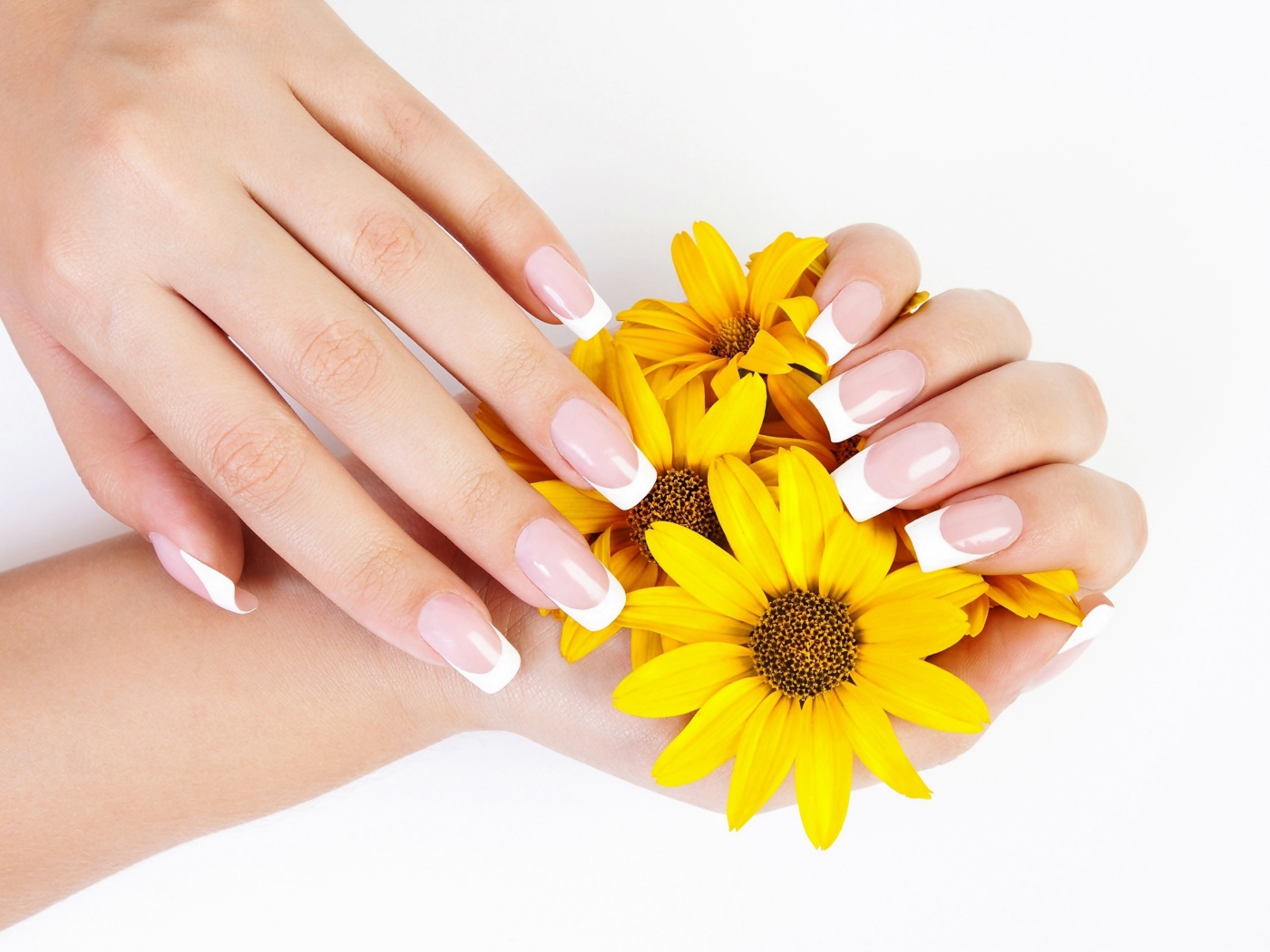 Красивые женские руки с маникюром с желтыми цветами 