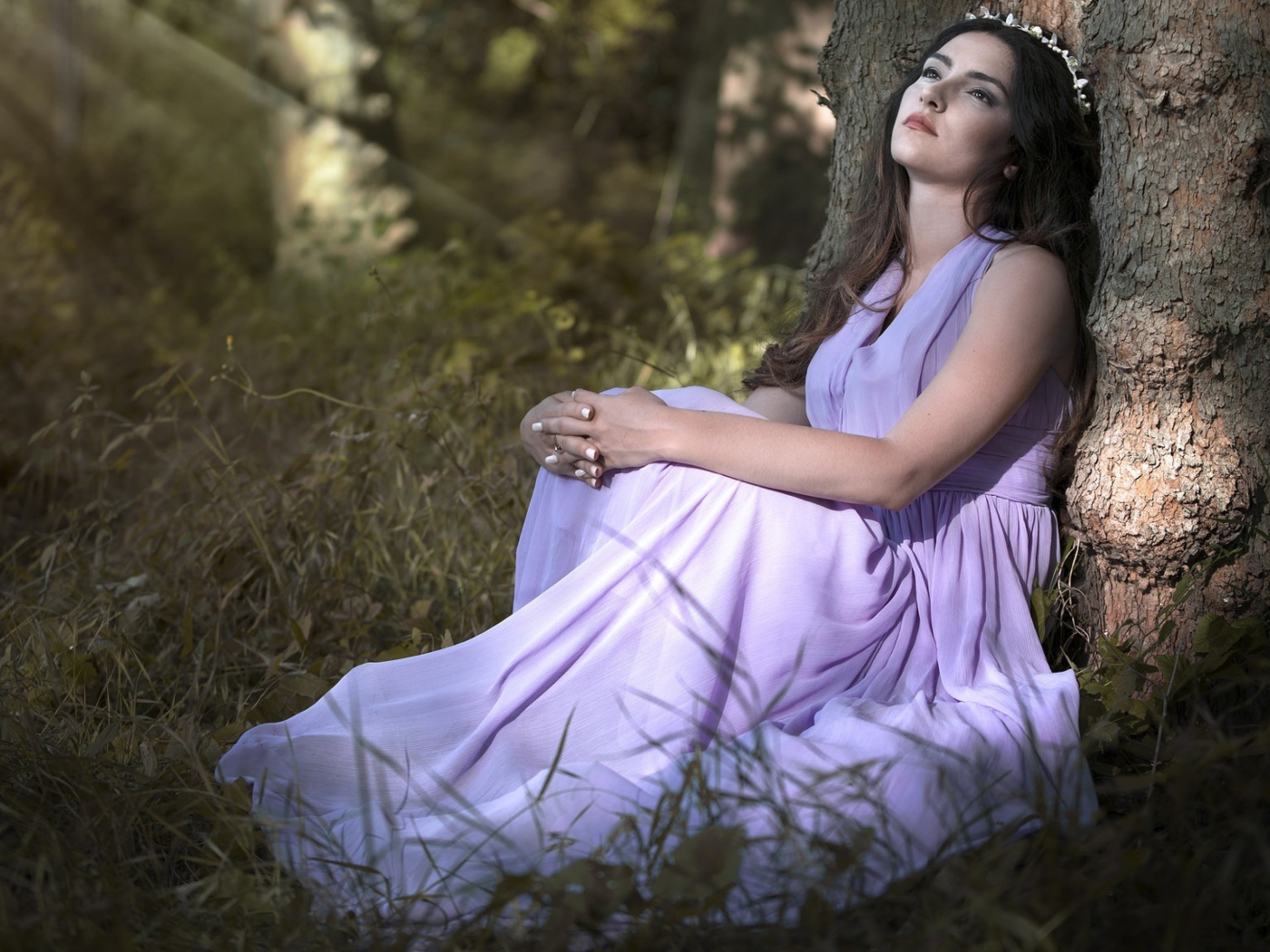 Девушка в красивом платье под деревом 