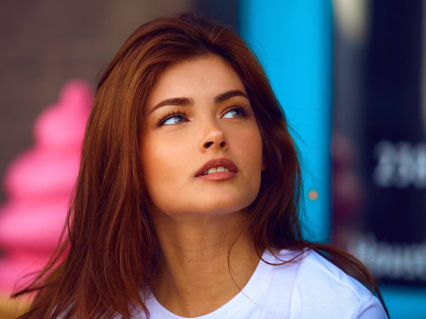 Взгляд красивой брюнетки