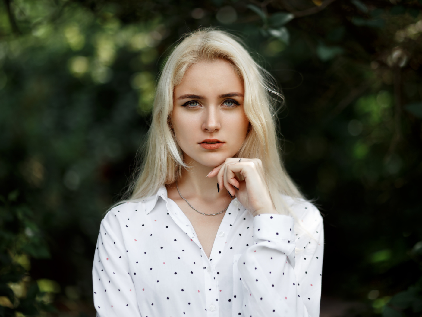 Настоящая нежная девушка блондинка в  рубашке