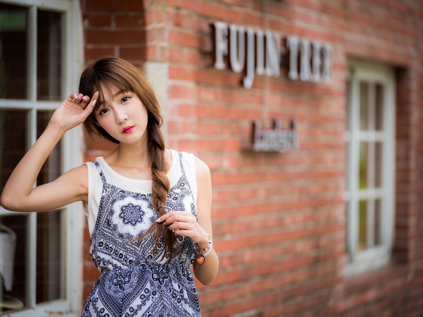 Нежная девушка азиатка у дома