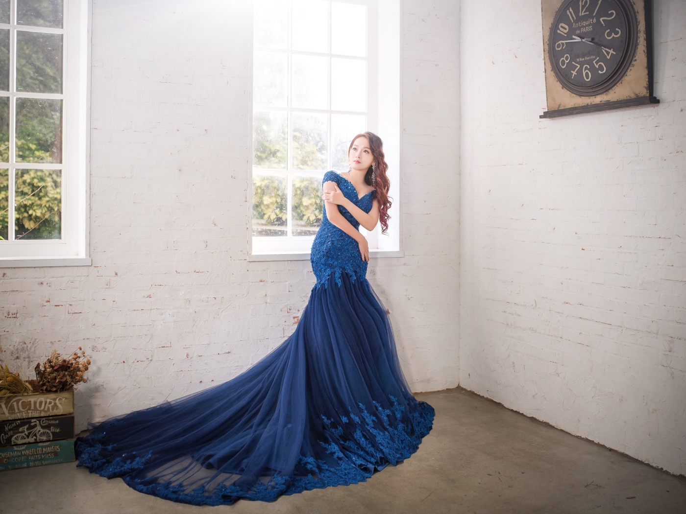 Девушка азиатка в красивом синем платье