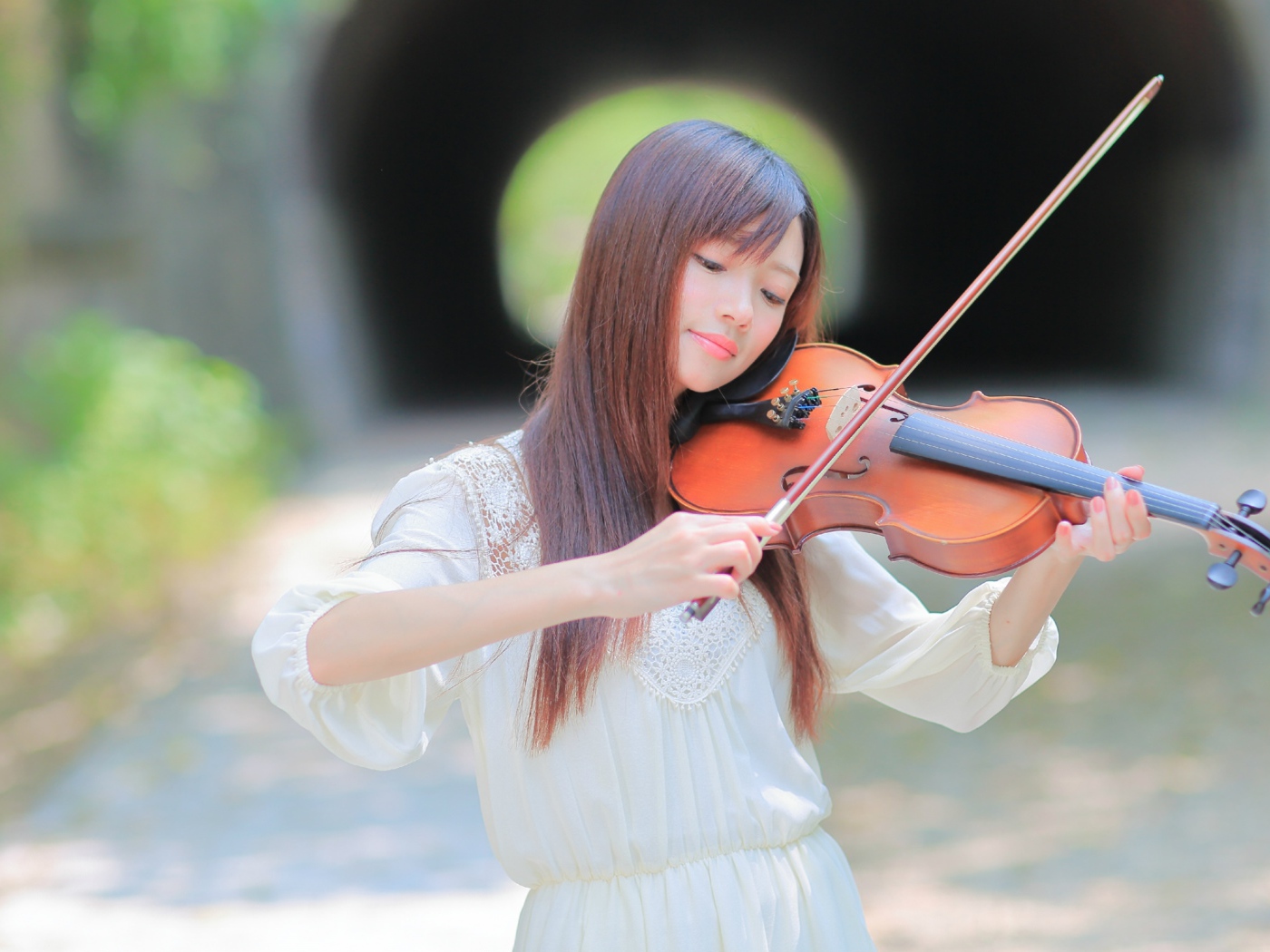 Девушка азиатка в белом платье со скрипкой в руках