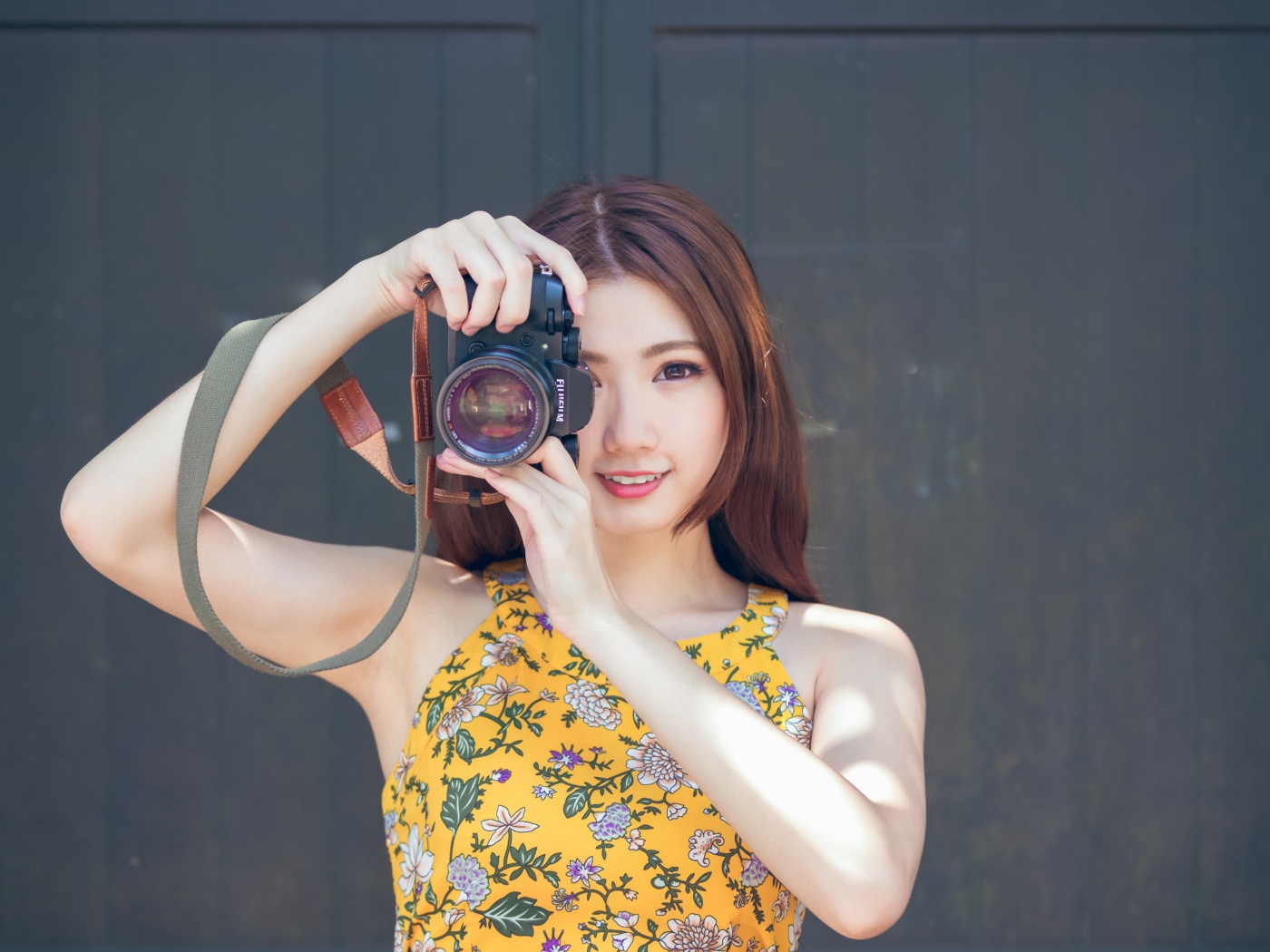 Девушка азиатка с фотоаппаратов в руках