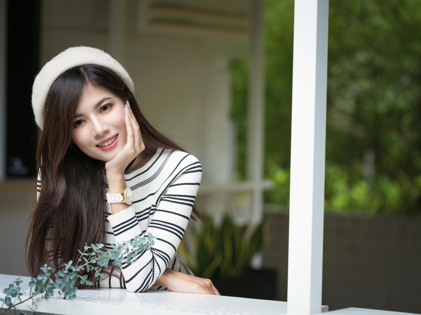 Красивая девушка азиатка в белом берете