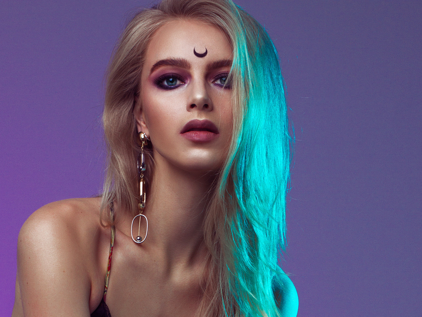 Красивая блондинка с татуировкой на лбу