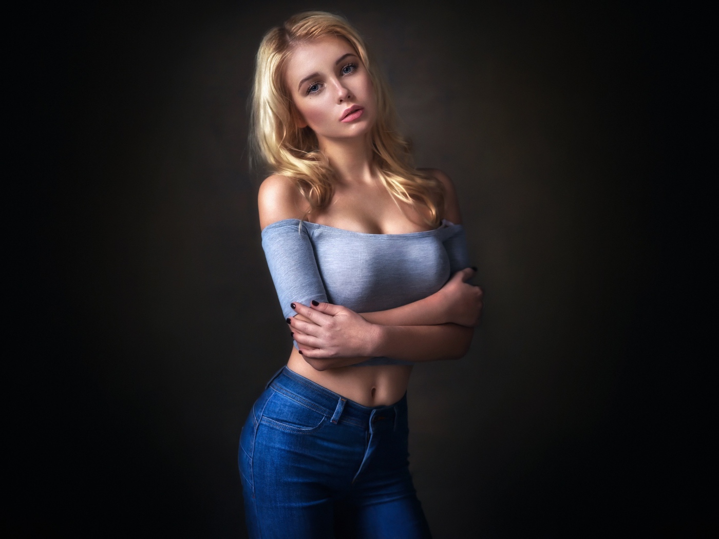 Красивая блондинка с синих джинсах