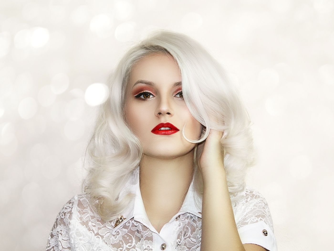 Красивая блондинка с ярким макияжем