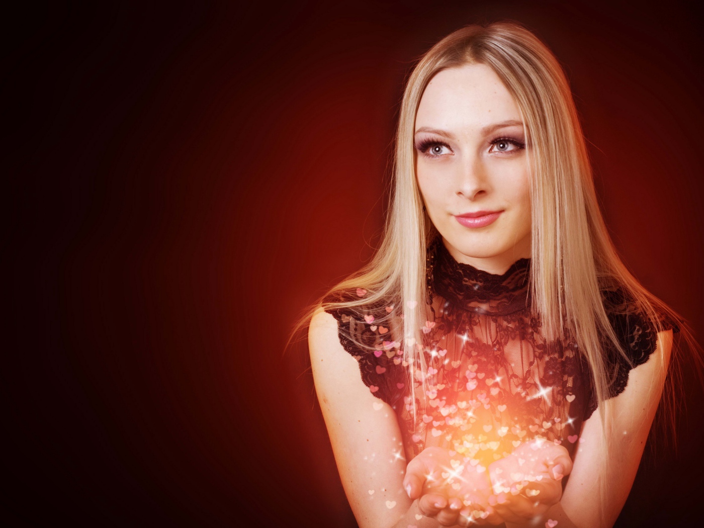Красивая голубоглазая блондинка на красном фоне