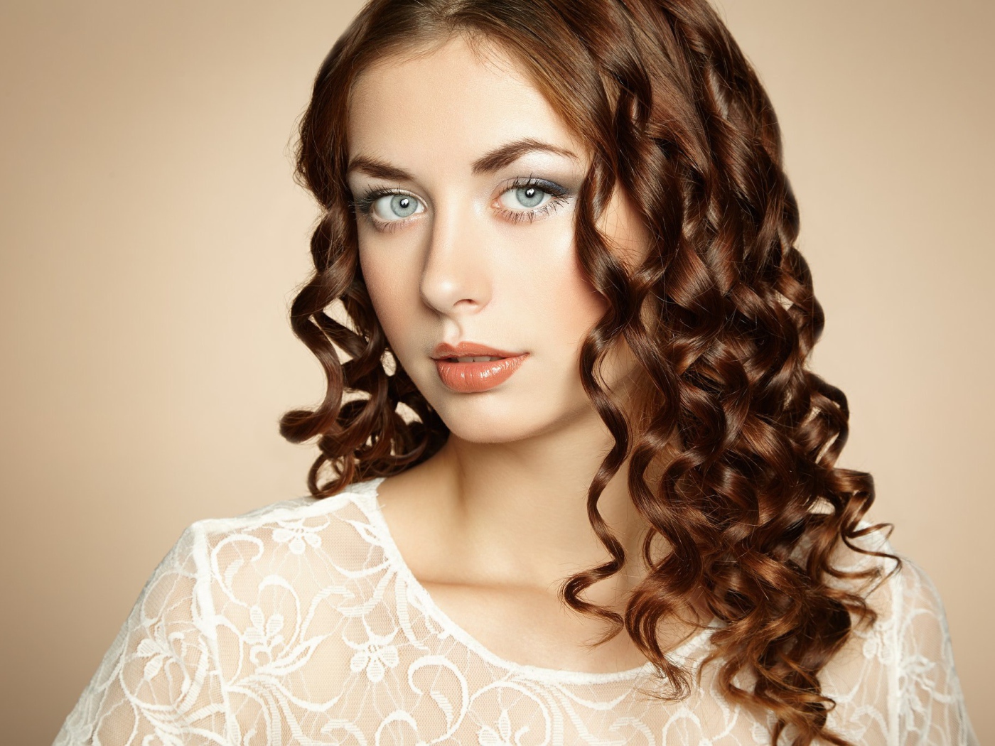 Красивая голубоглазая девушка шатенка в белом наряде