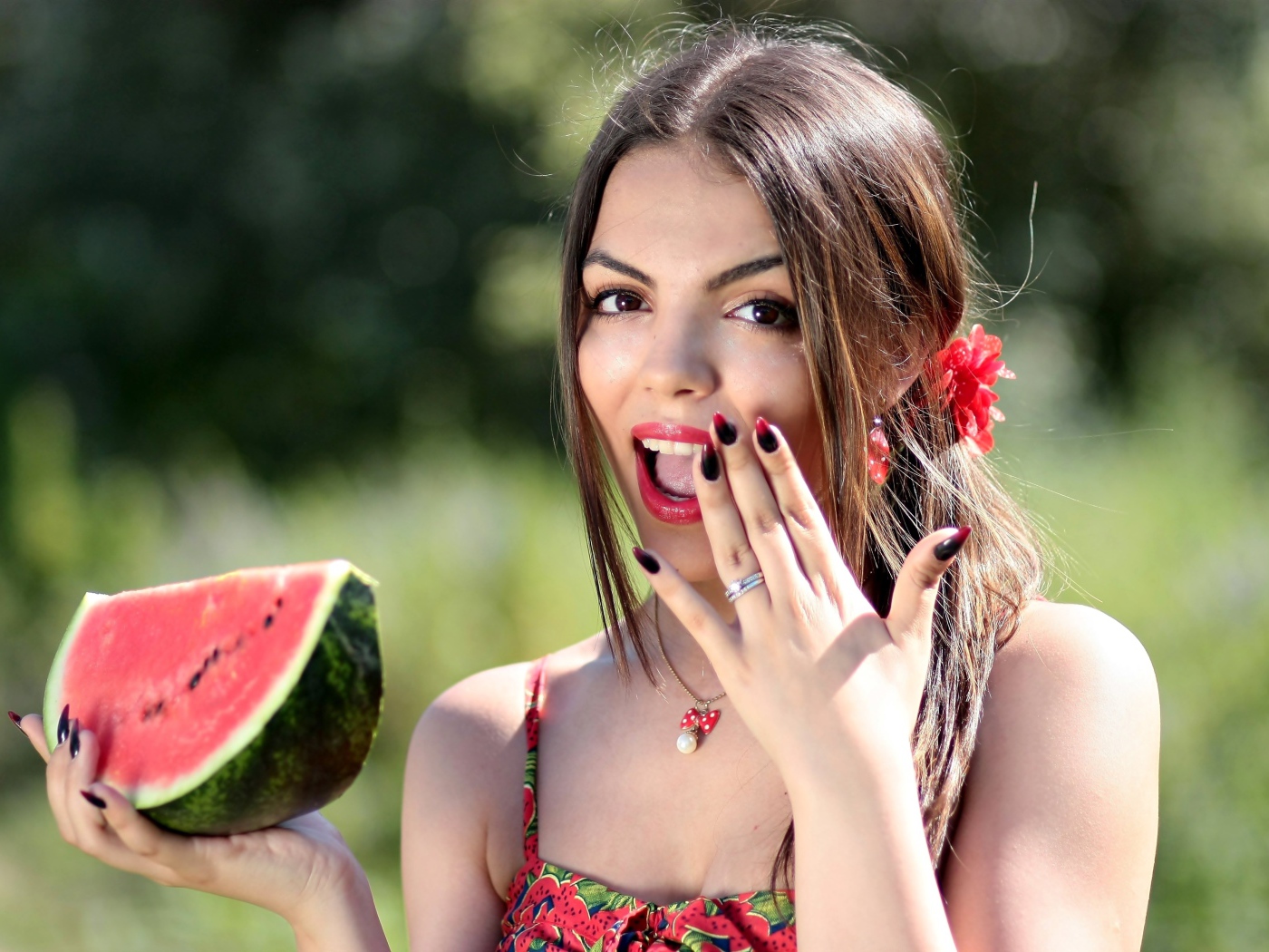 Красивая яркая девушка с арбузом в руке