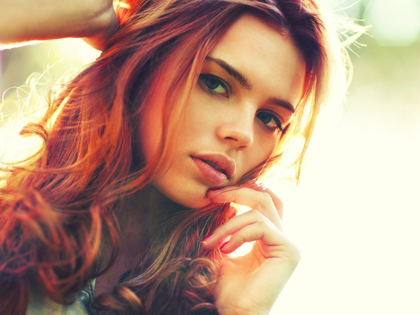 Красивая яркая рыжеволосая девушка с зелеными глазами