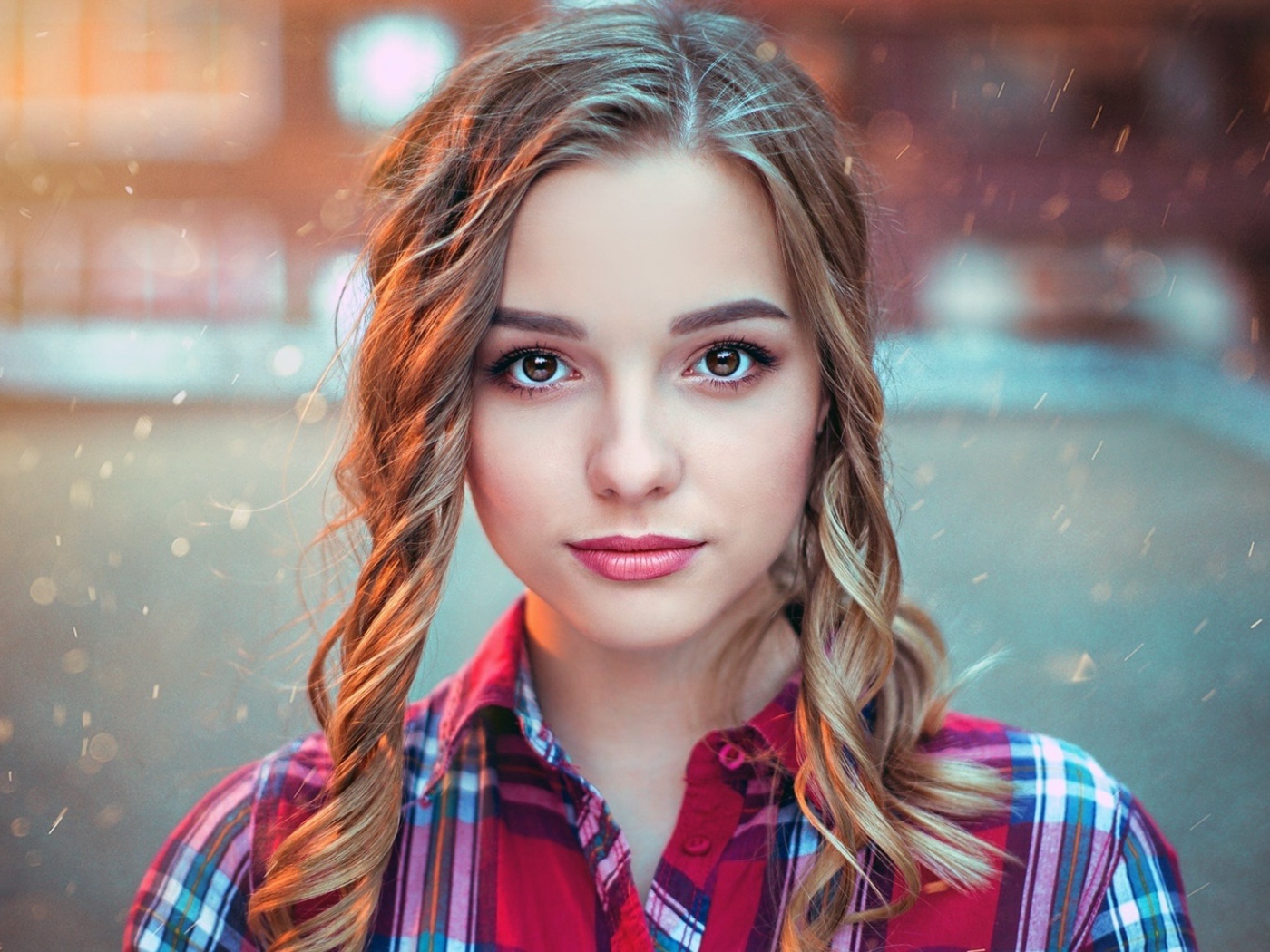 Красивая кареглазая девушка с прической 