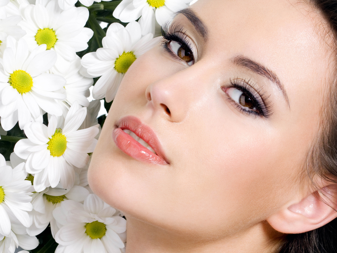 Красивая кареглазая девушка с белыми цветами хризантемы