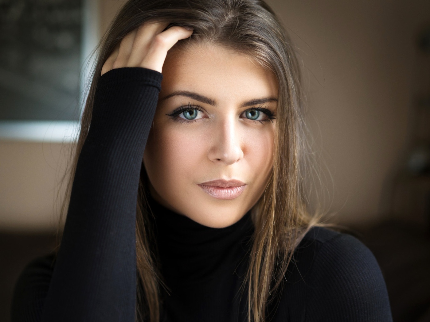 Красивая шатенка в черном свитере 