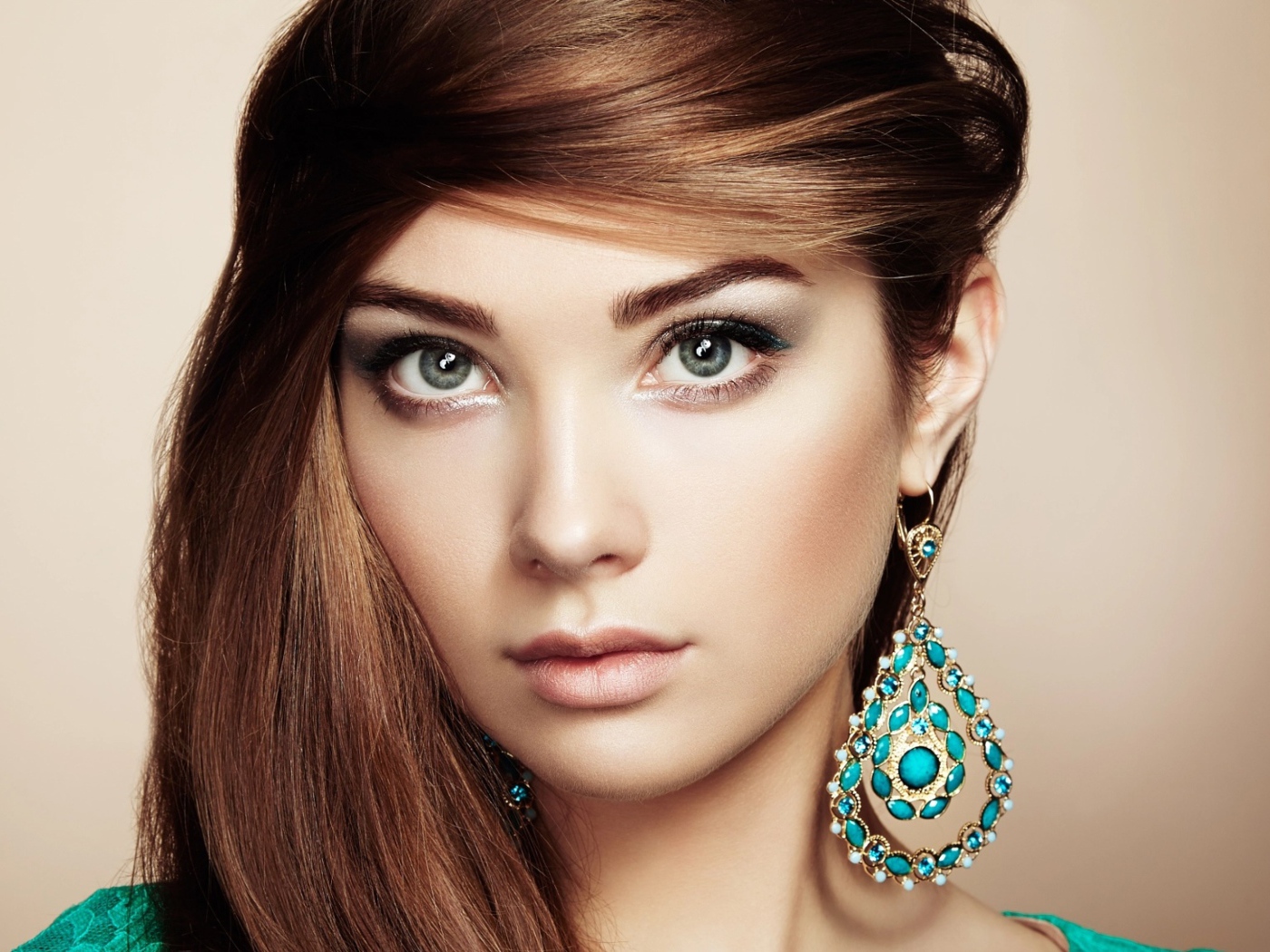 Красивая шатенка с большими серьгами с бирюзой