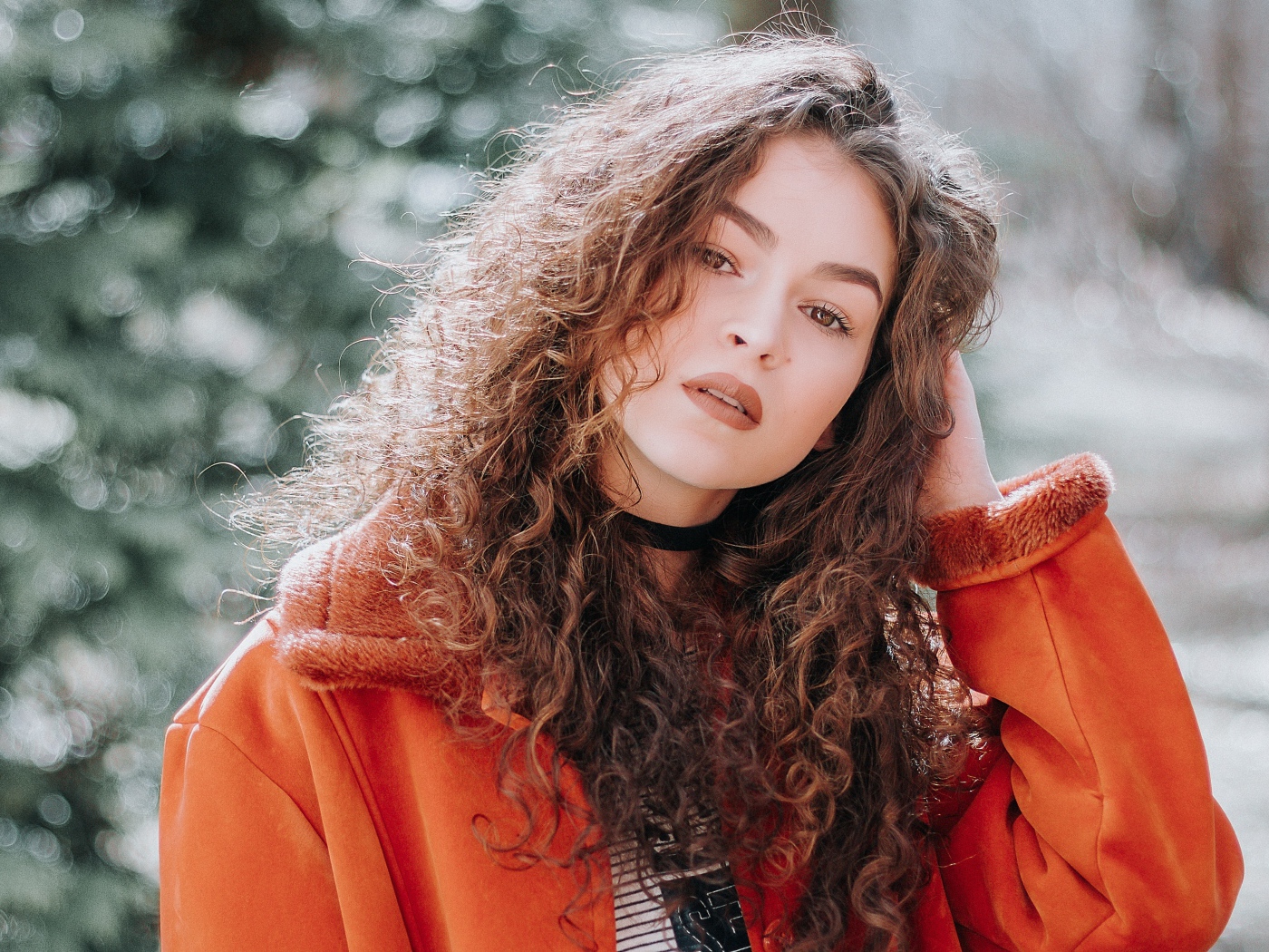 Красивая девушка шатенка в красной куртке