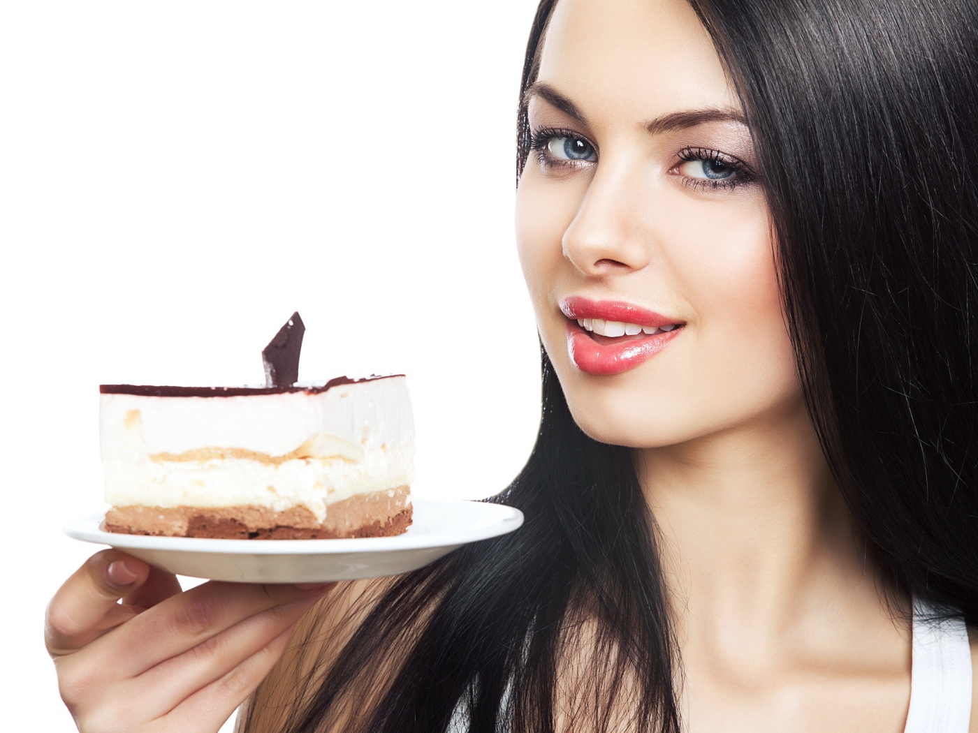 Красивая брюнетка с куском торта на блюдце