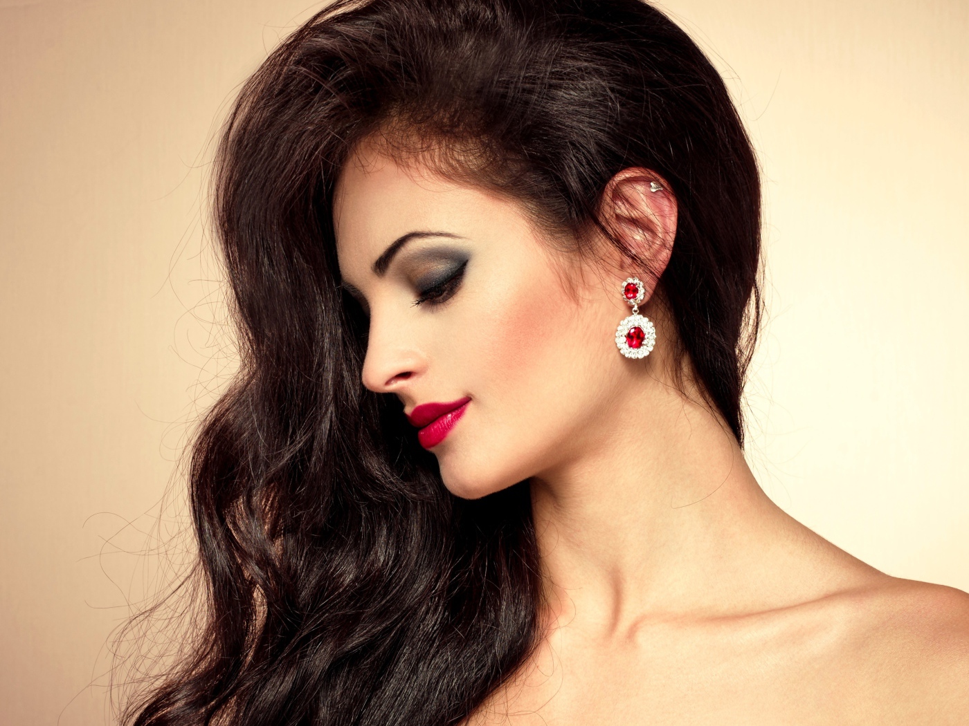 Красивая брюнетка с дорогими серьгами в ушах