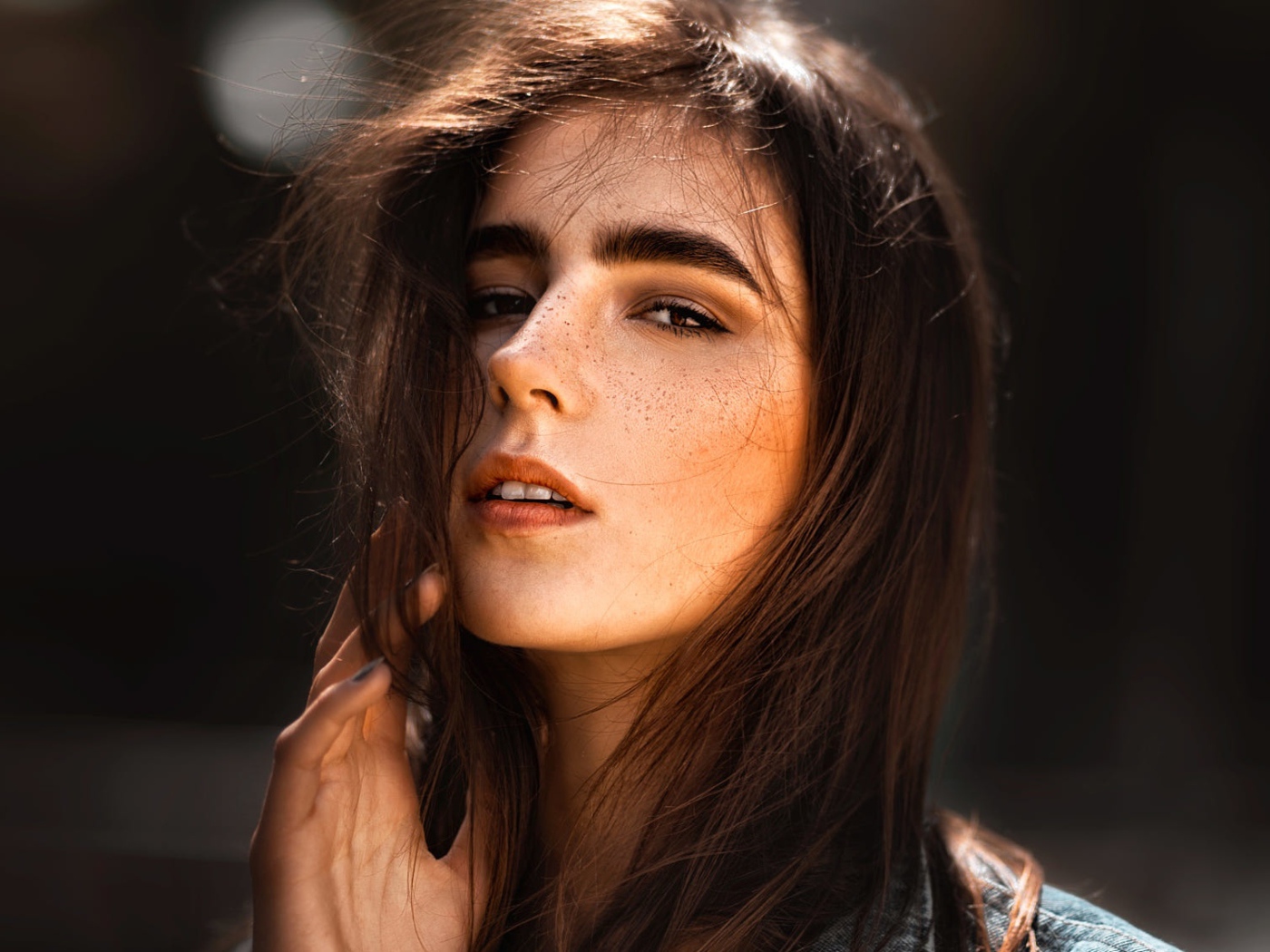 Красивая брюнетка с веснушками на лице