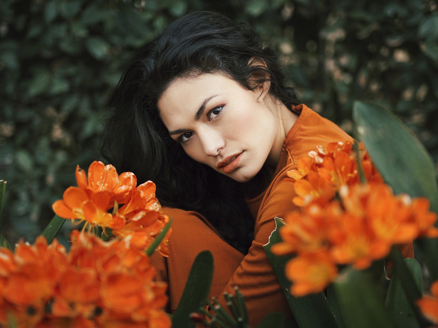 Красивая брюнетка с оранжевыми цветами