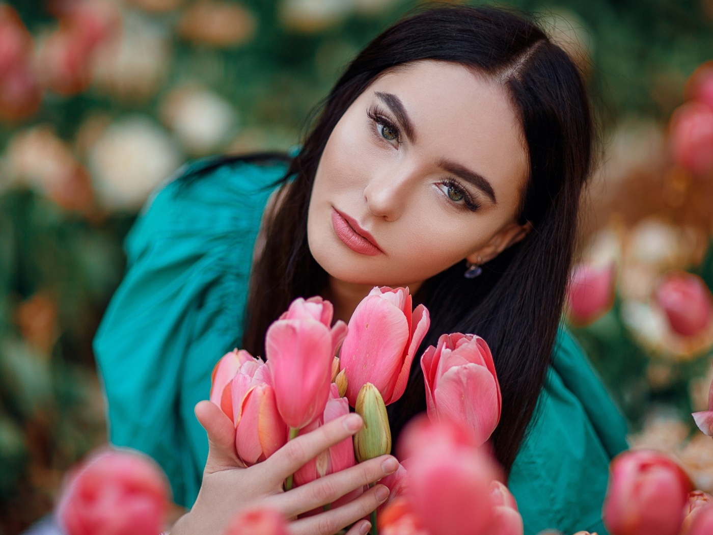 Красивая брюнетка с розовыми тюльпанами 