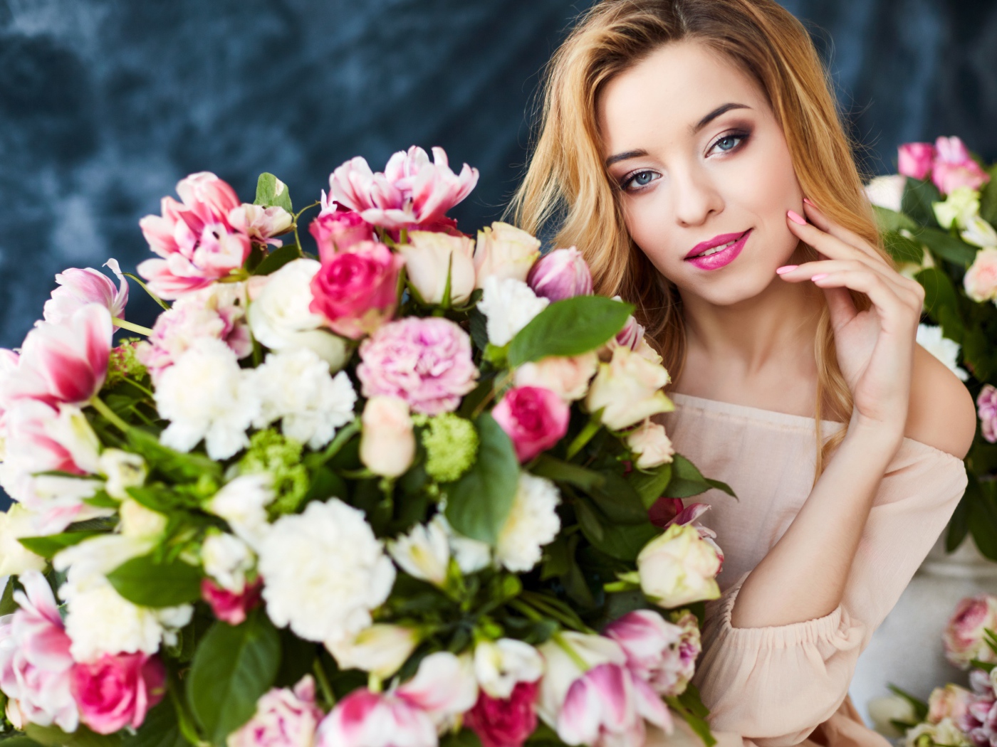 Красивая нежная девушка блондинка с большим букетом