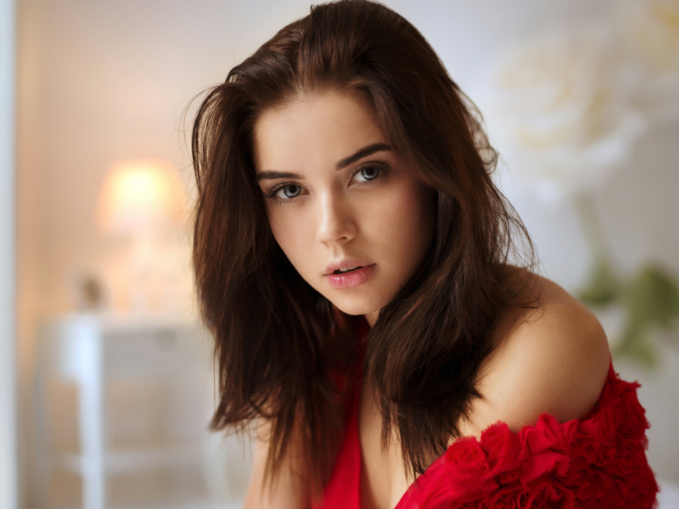 Красивая нежная длинноволосая брюнетка в красном
