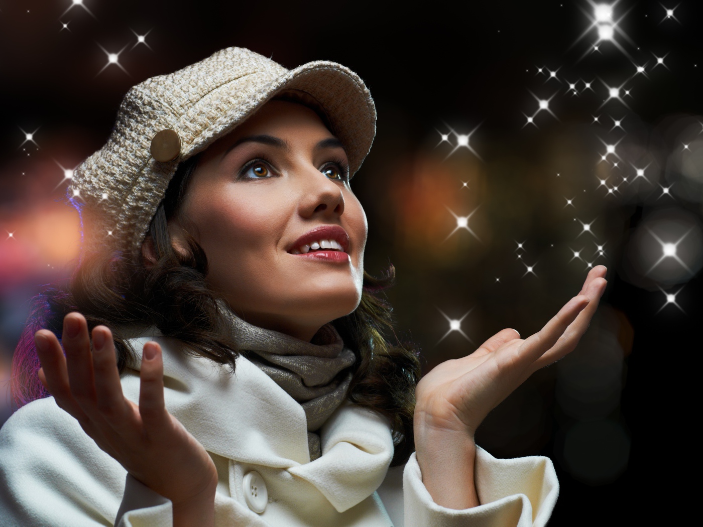 Красивая девушка в белой кепке