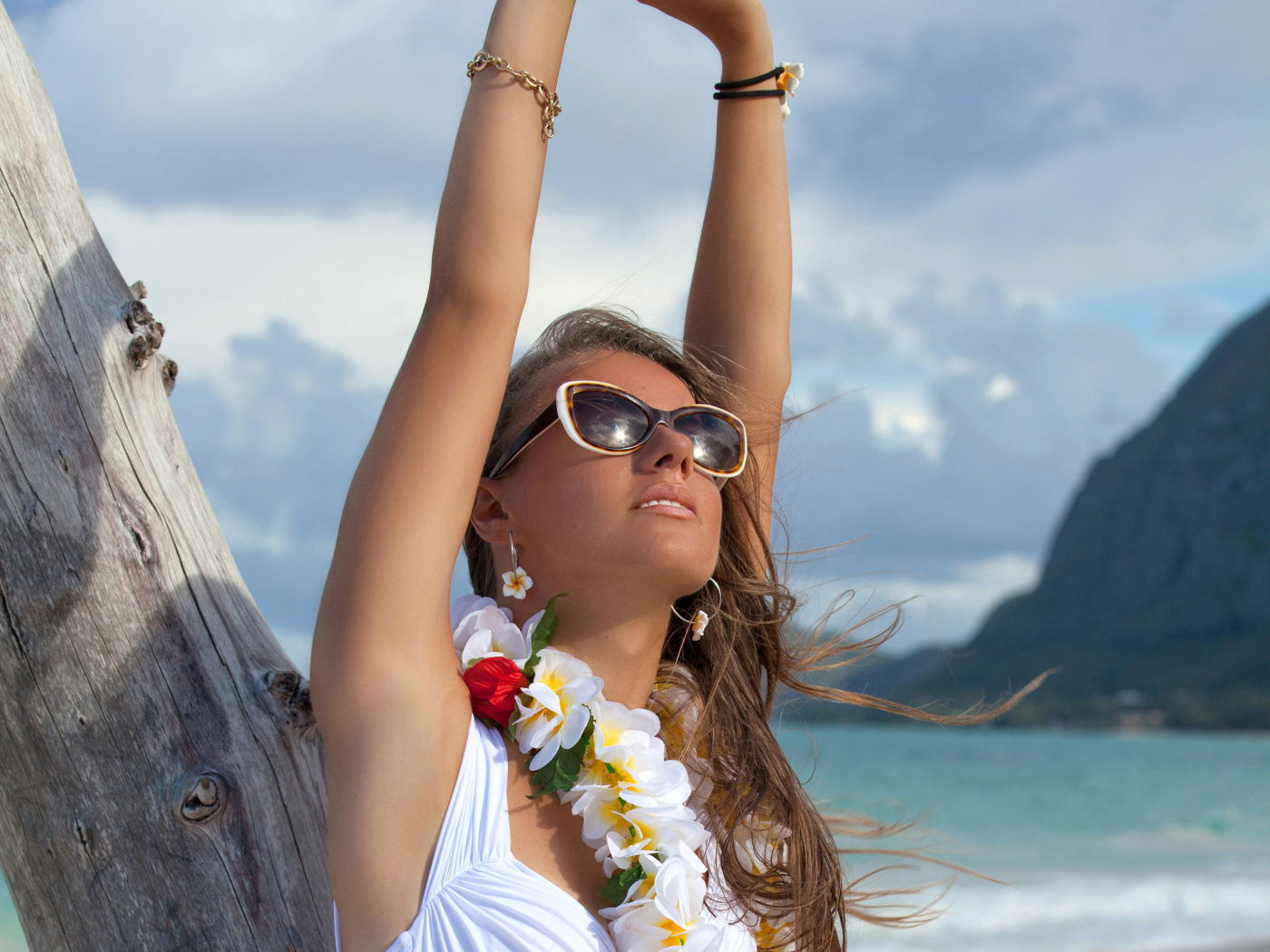 Красивая девушка в очках на курорте 