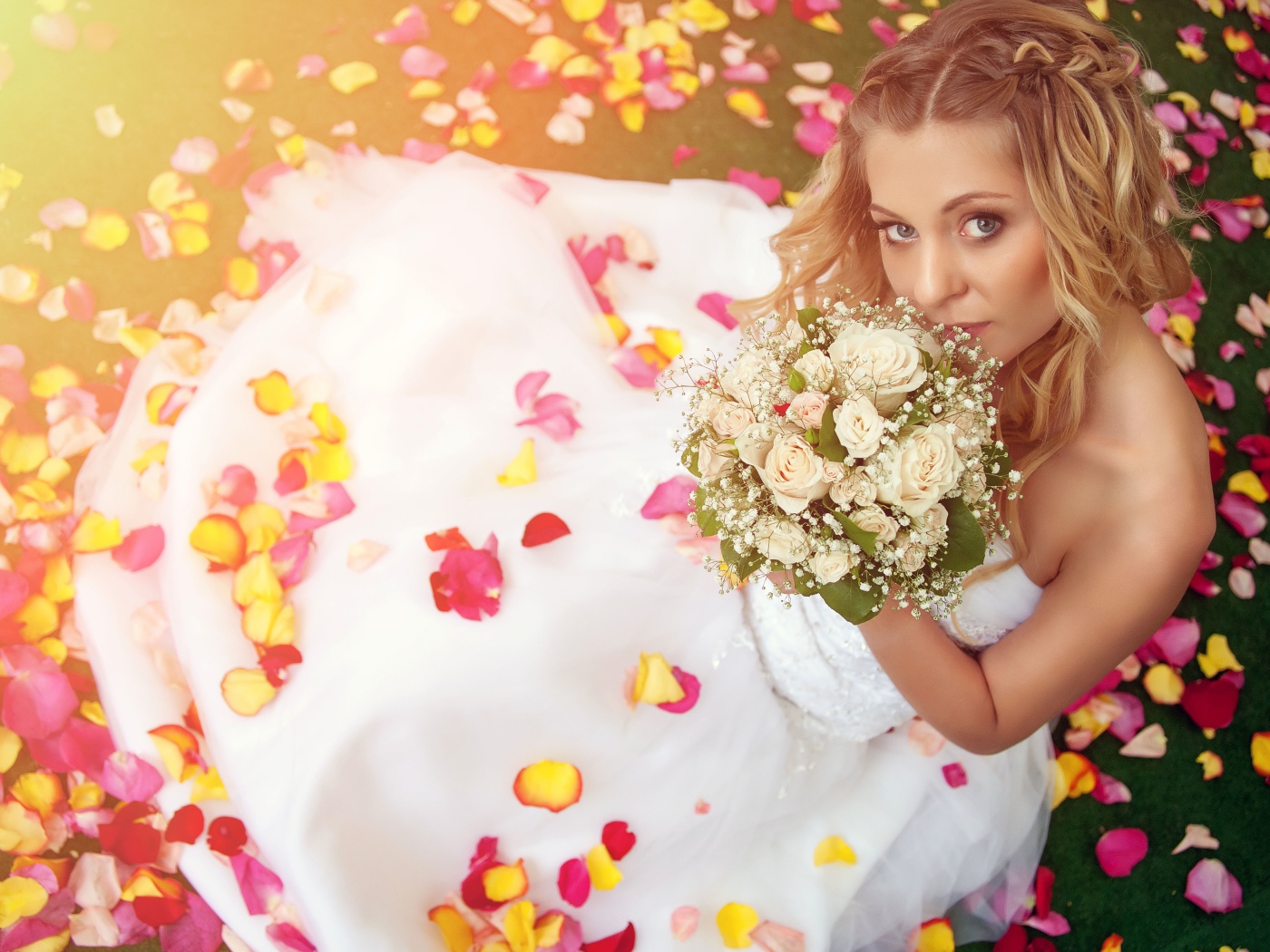 Красивая девушка в свадебном платье с букетом