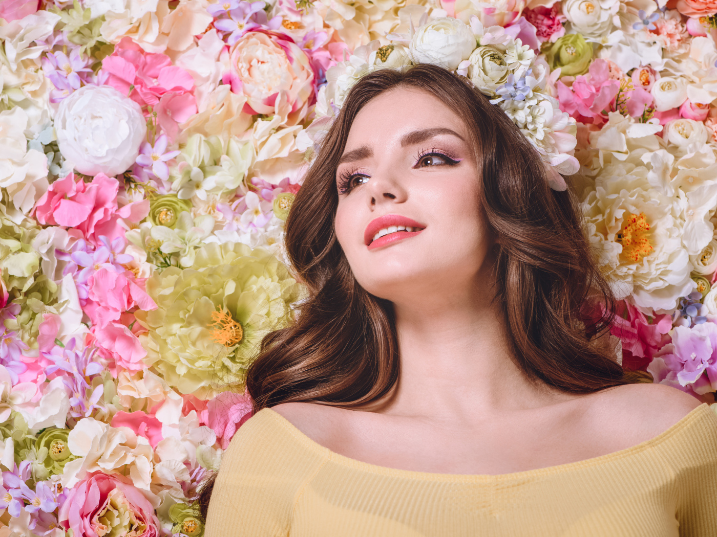 Красивая девушка на фоне цветов 