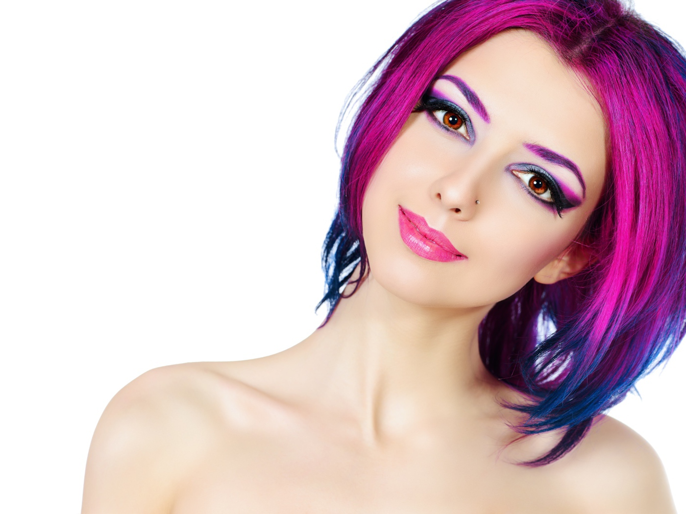 Красивая девушка с ярким макияжем и крашеными волосами на белом фоне