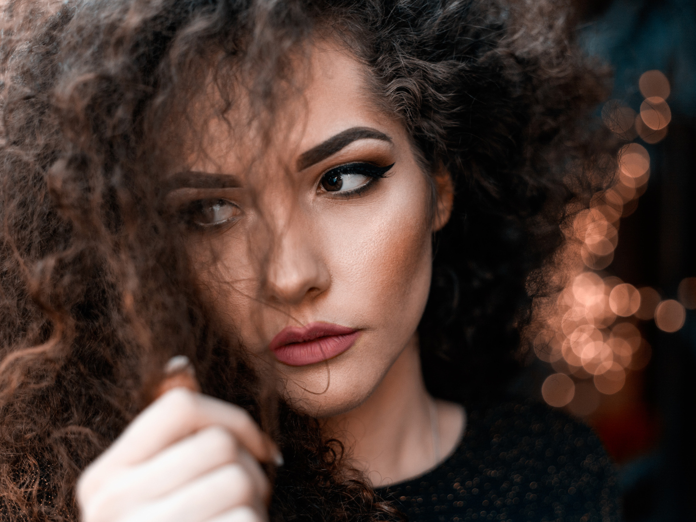 Красивая девушка с карими глазами 