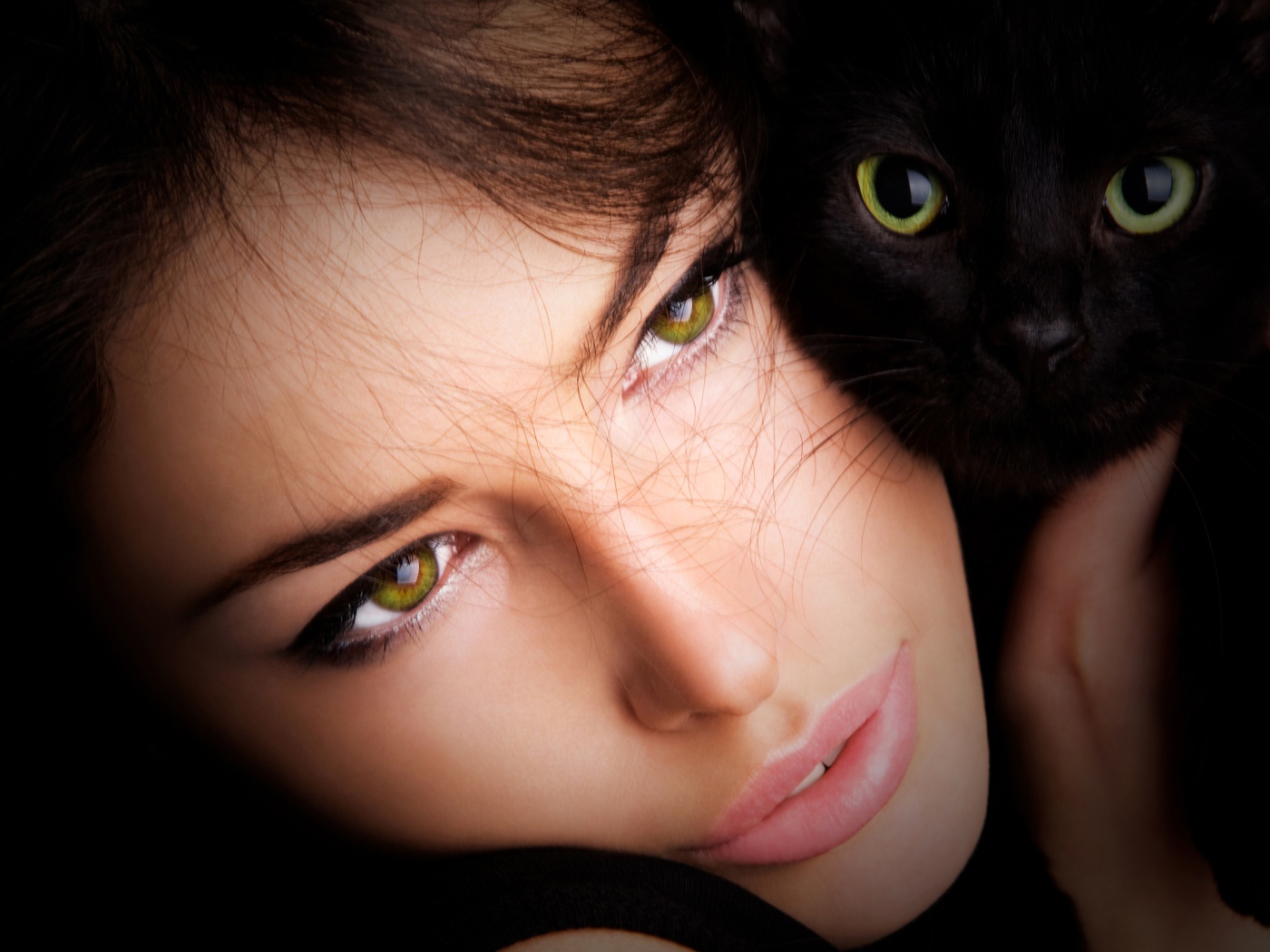 Красивая зеленоглазая девушка с черной кошкой