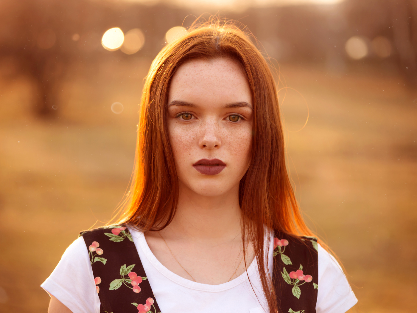 Красивая рыжеволосая яркая девушка с веснушками
