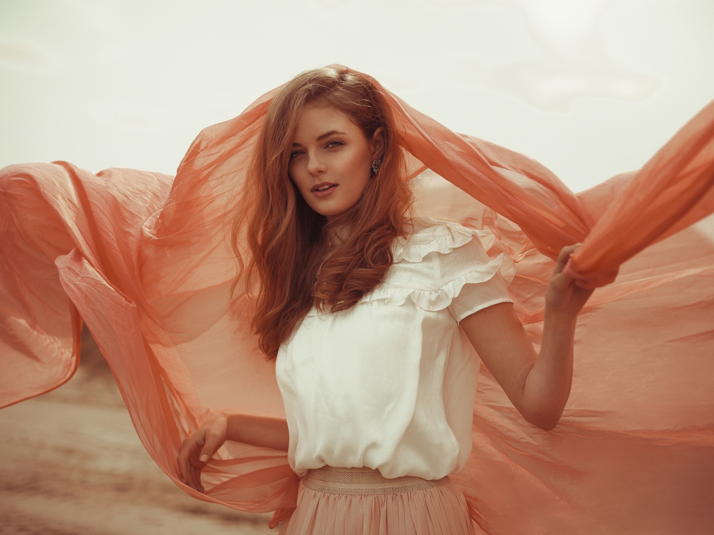 Красивая рыжеволосая девушка с накидкой 