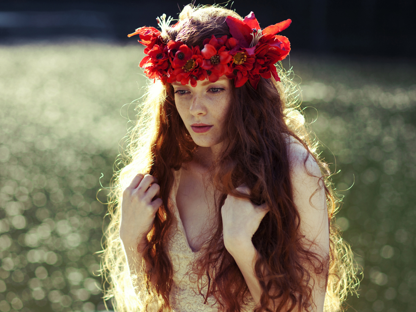 Красивая рыжеволосая девушка с венком на голове